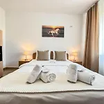 Апартаменти Sunrise Center Бухарест